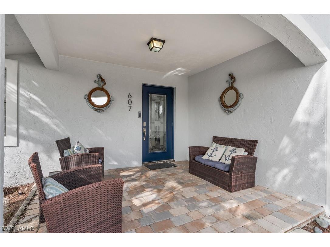 607 102nd Avenue N Naples FL 34108 223065376 image1