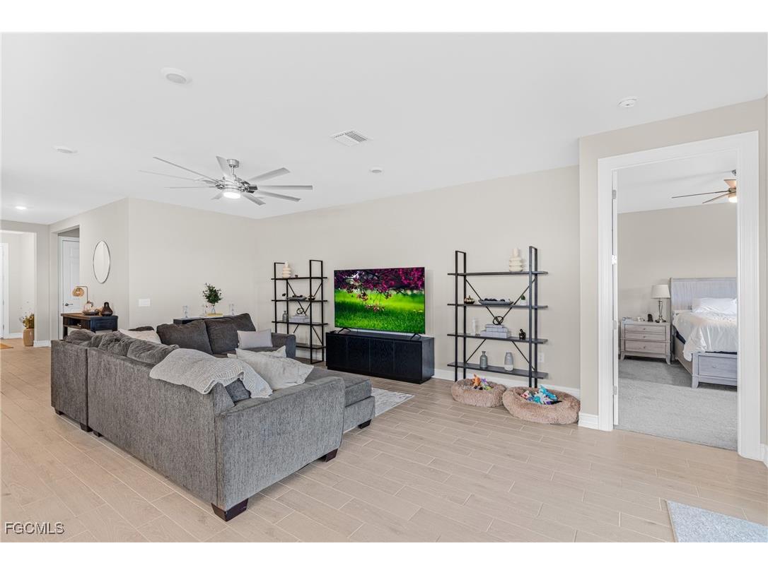 607 Parkshore Lake Avenue Cape Coral FL 33993 2025018778 image10