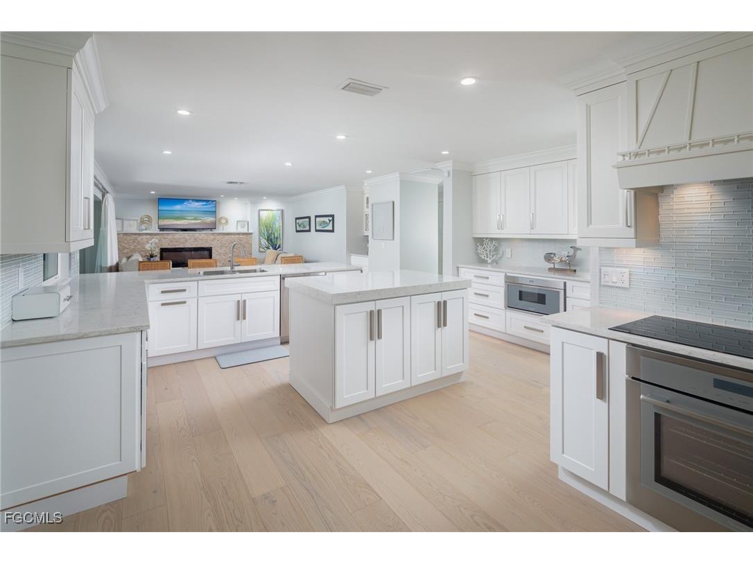 635 Fountainhead Lane Naples FL 34103 2025025260 image2