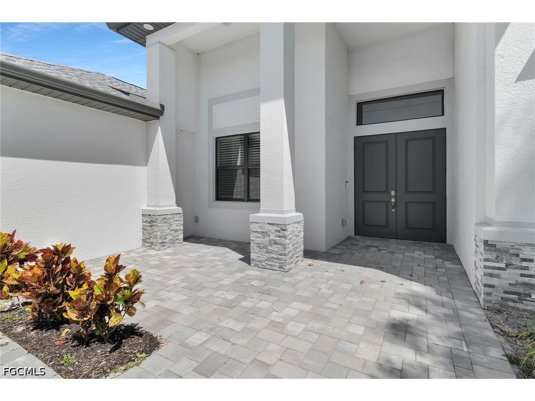 635 NE 7th Terrace Cape Coral FL 33909 2026017263 image4
