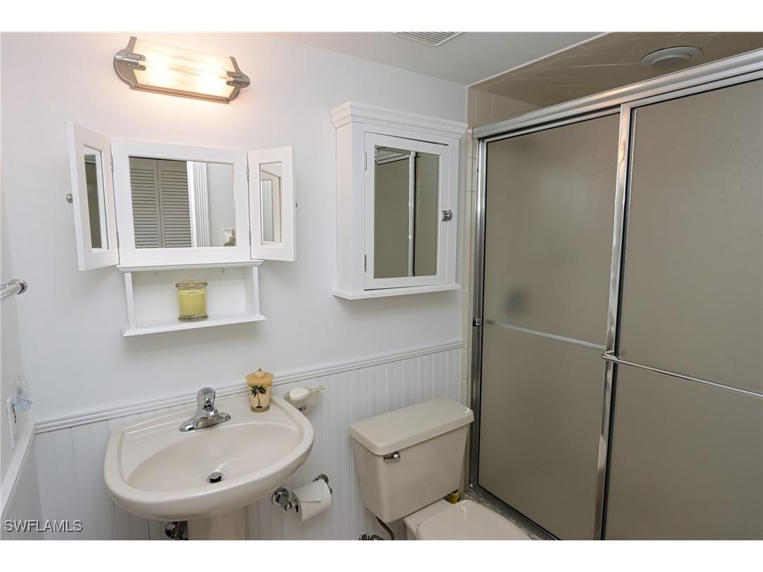 640 2nd Street S #2 Naples FL 34102 225058493 image18