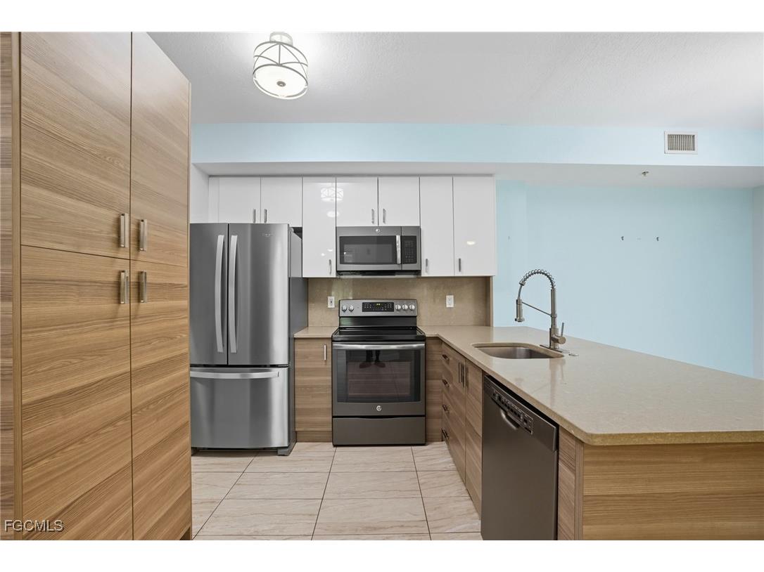 6401 Aragon Way #103 Fort Myers FL 33966 2025013527 image1