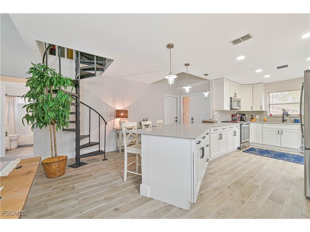 6449 Royal Woods Drive Fort Myers FL 33908 2025018160 image2