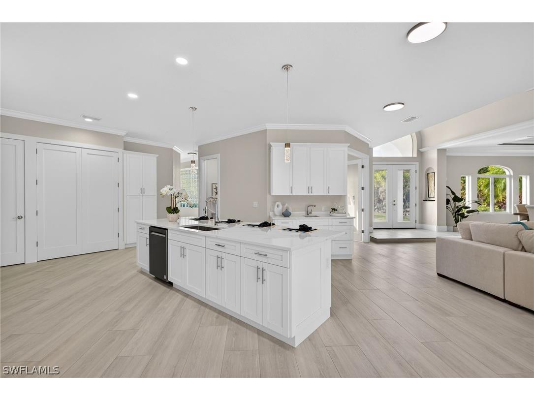 6461 Livingston Woods Lane Naples FL 34109 226006124 image10