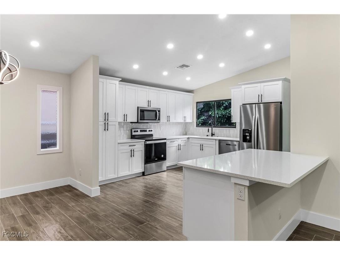 6462 Royal Woods Drive Fort Myers FL 33908 2025021334 image12