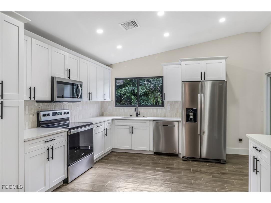 6462 Royal Woods Drive Fort Myers FL 33908 2025021334 image13