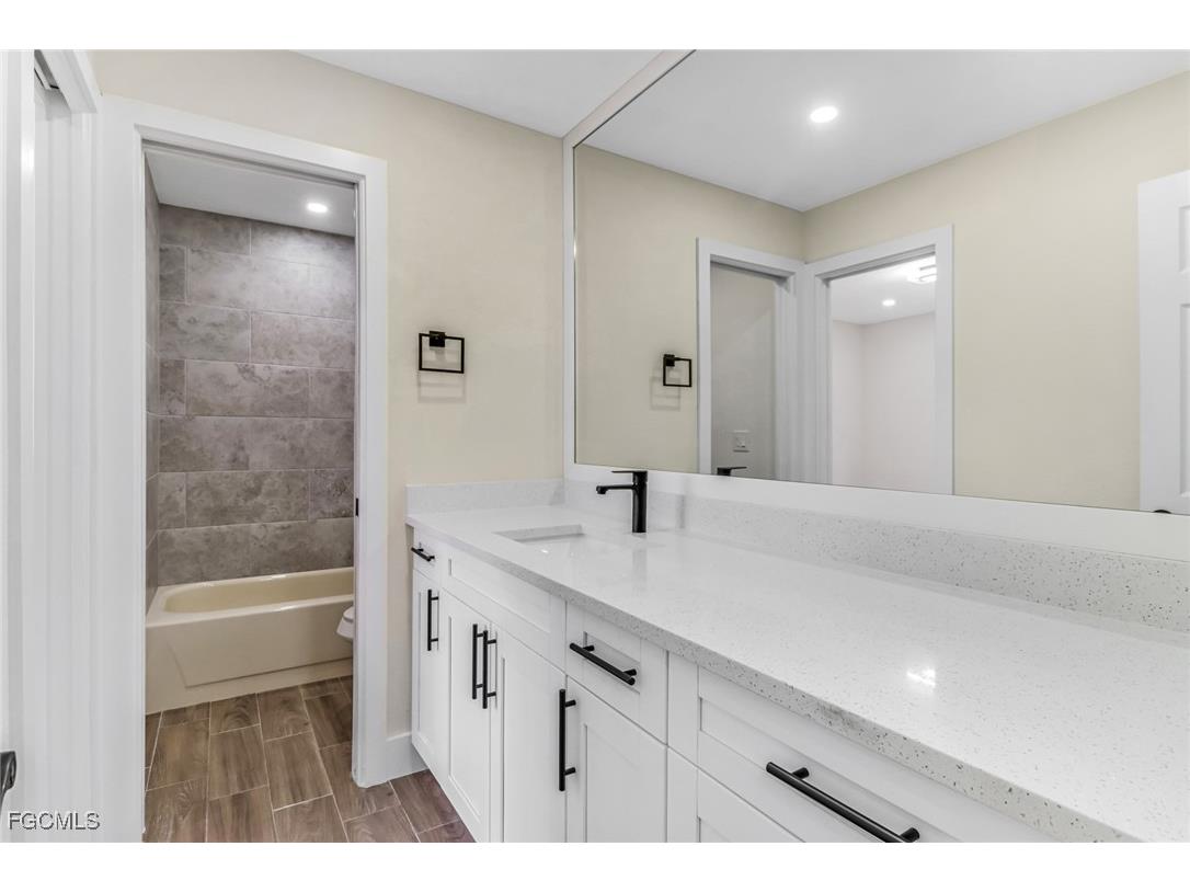 6462 Royal Woods Drive Fort Myers FL 33908 2025021334 image22