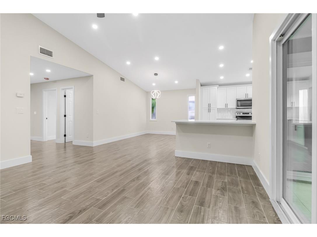 6462 Royal Woods Drive Fort Myers FL 33908 2025021334 image9