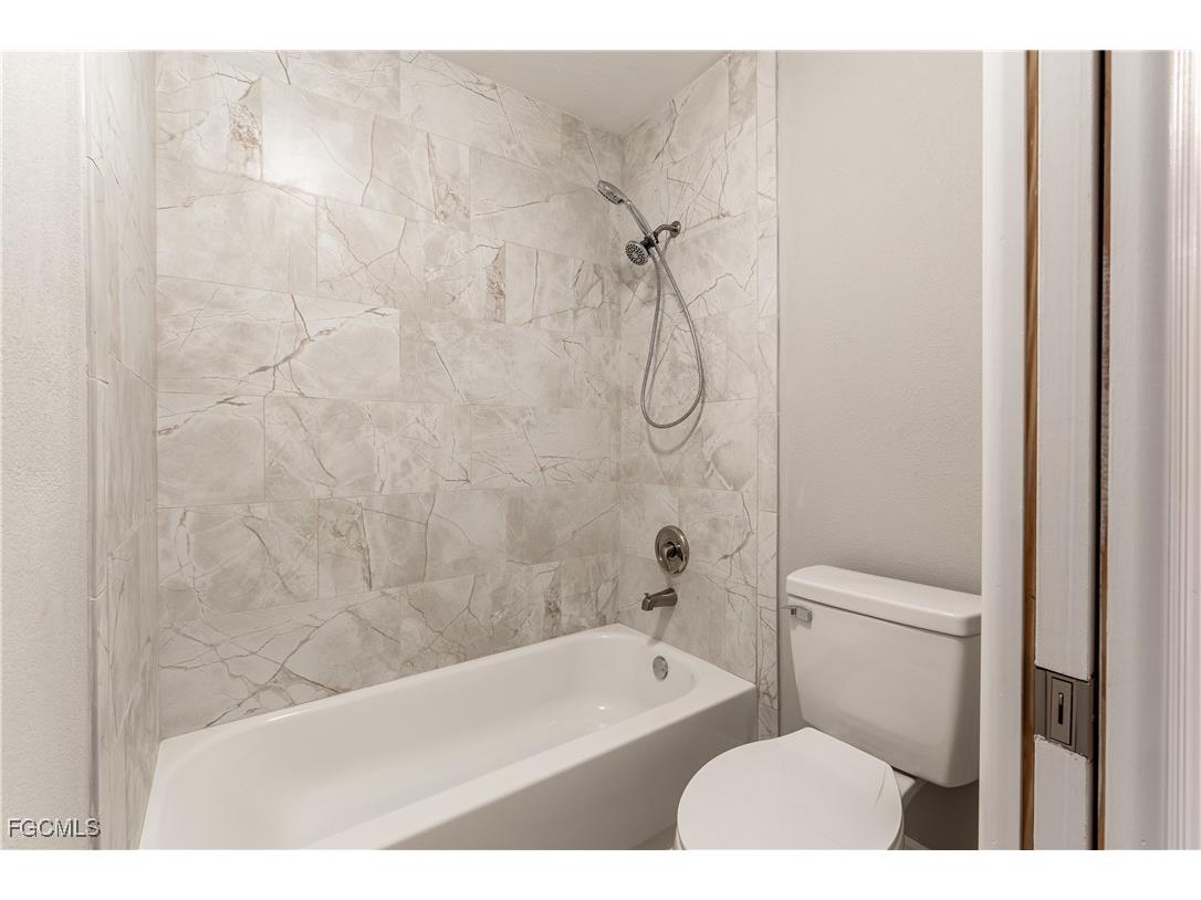 6468 Royal Woods Drive Fort Myers FL 33908 2025013167 image9