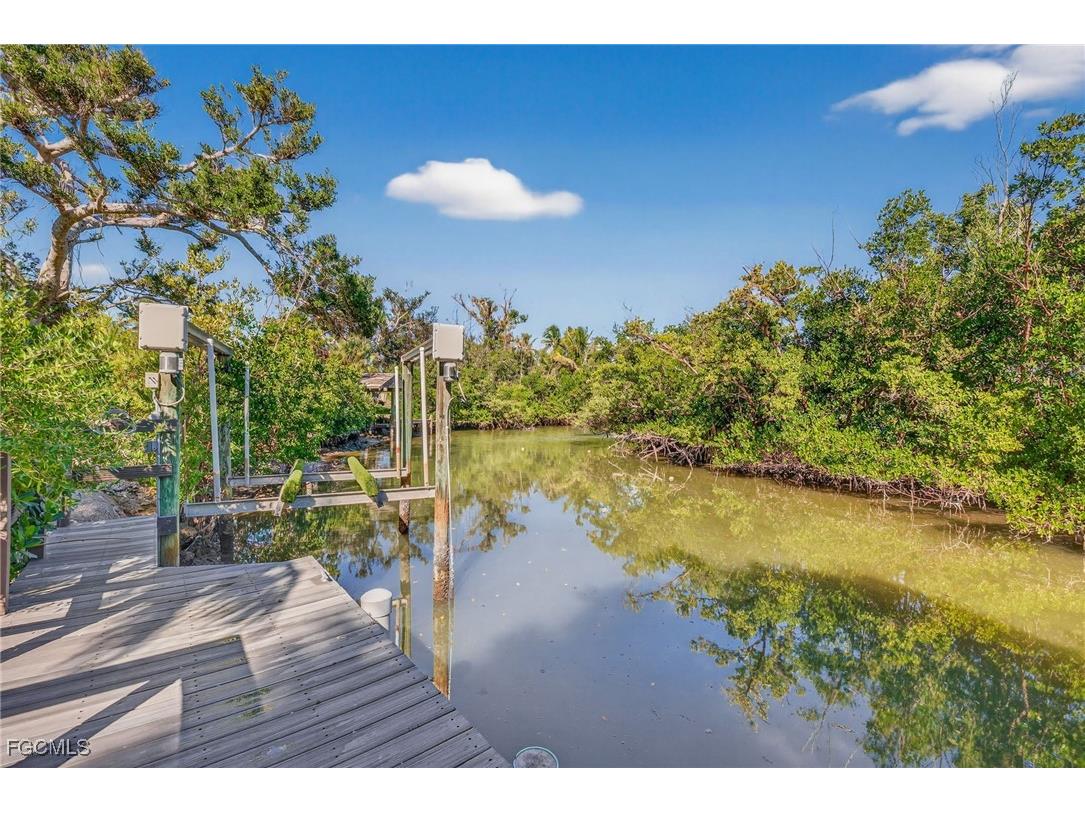 6476 Pine Avenue Sanibel FL 33957 2025024347 image8
