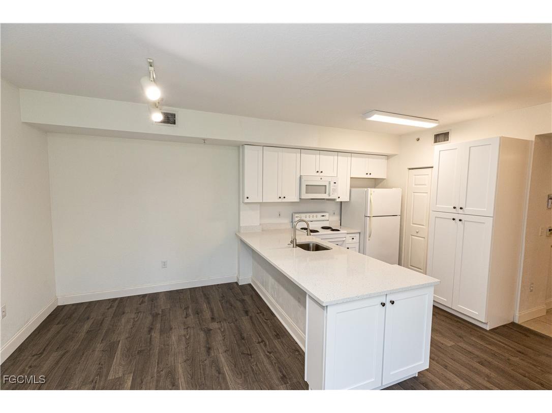 6481 Aragon Way #101 Fort Myers FL 33966 2025014742 image4