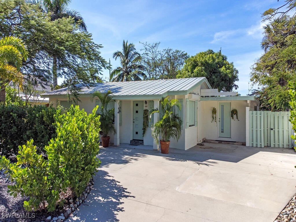 649 10th Street N Naples FL 34102 224094020 image1