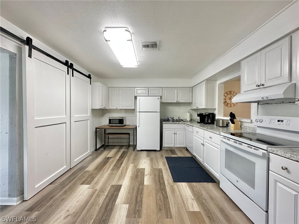 649 93rd Avenue N Naples FL 34108 224033765 image1