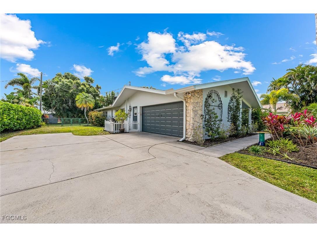 6519 E Town And River Road Fort Myers FL 33919 2025023948 image5