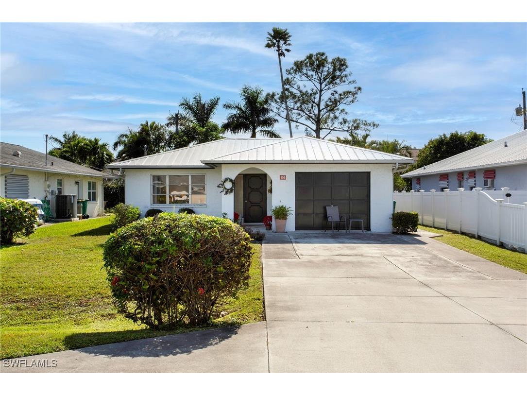 658 93rd Avenue N Naples FL 34108 225003098 image1