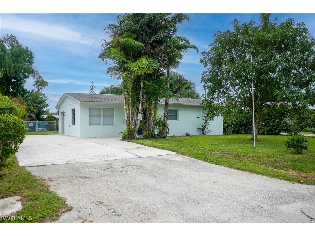 658 Palm Lake Drive Naples FL 34104 223079766 image1