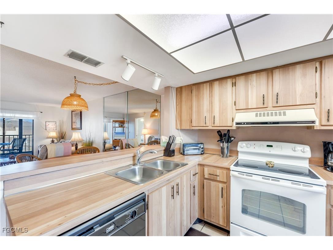 6665 Estero Boulevard #124 Fort Myers Beach FL 33931 2025016904 image4