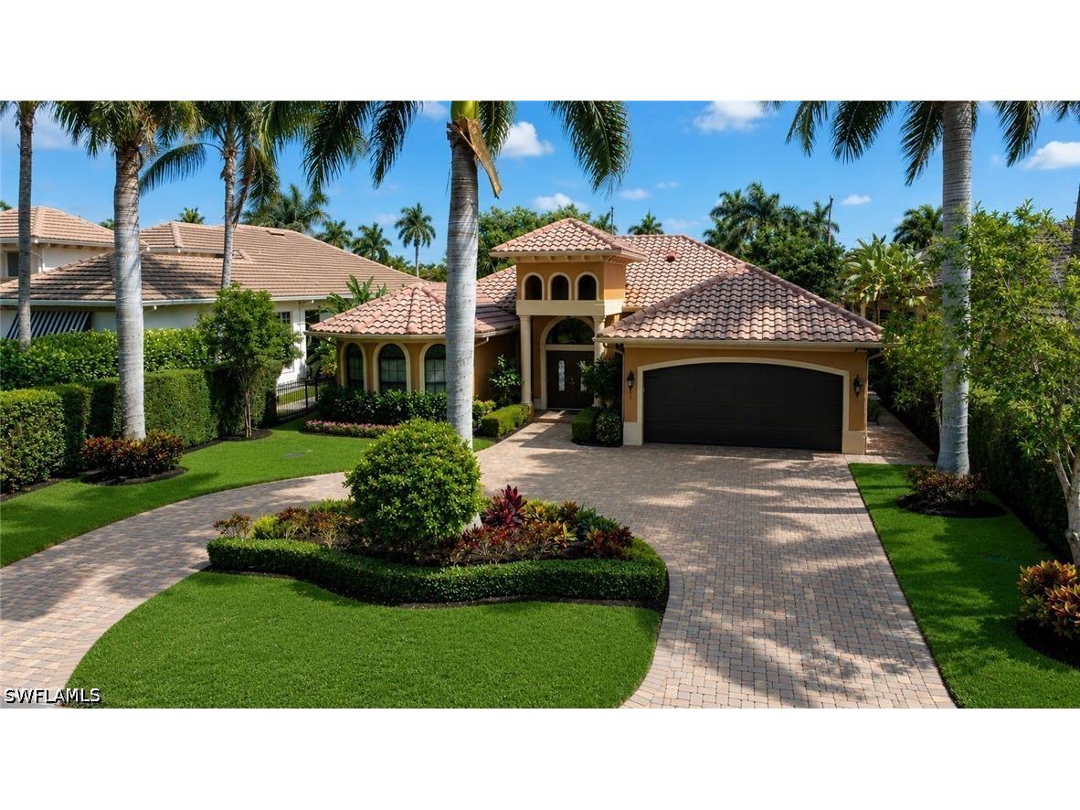 672 Fairway Terrace Naples FL 34103 226016367 image1