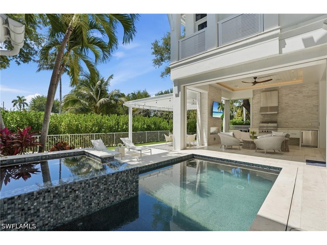 685 2nd Street S Naples FL 34102 226017504 image5