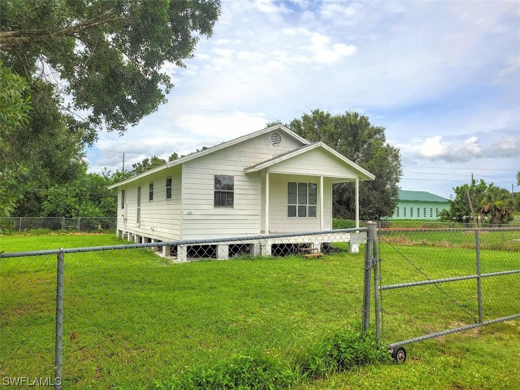 685 Avenue B NW Moore Haven FL 33471 223046405 image1
