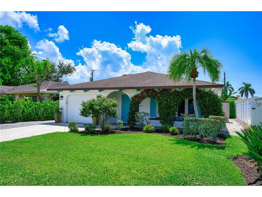 686 95th Avenue N Naples FL 34108 225074412 image1