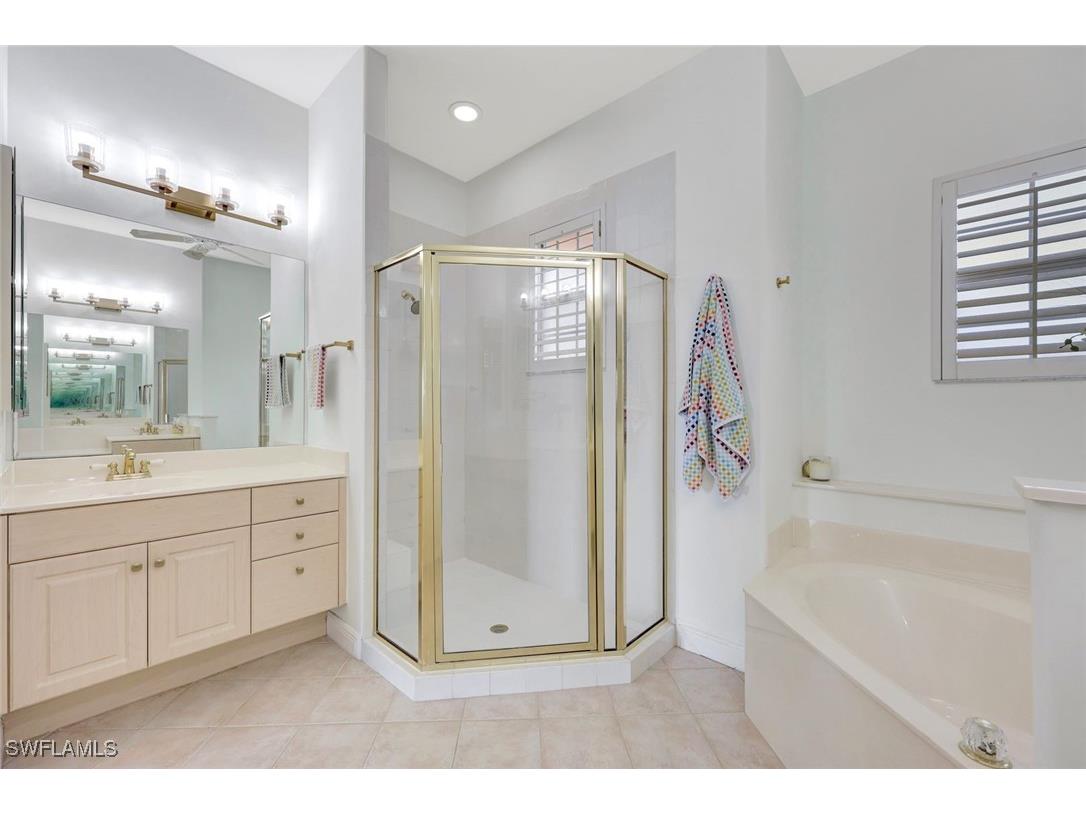 689 Vintage Reserve Circle #15D Naples FL 34119 226002341 image18
