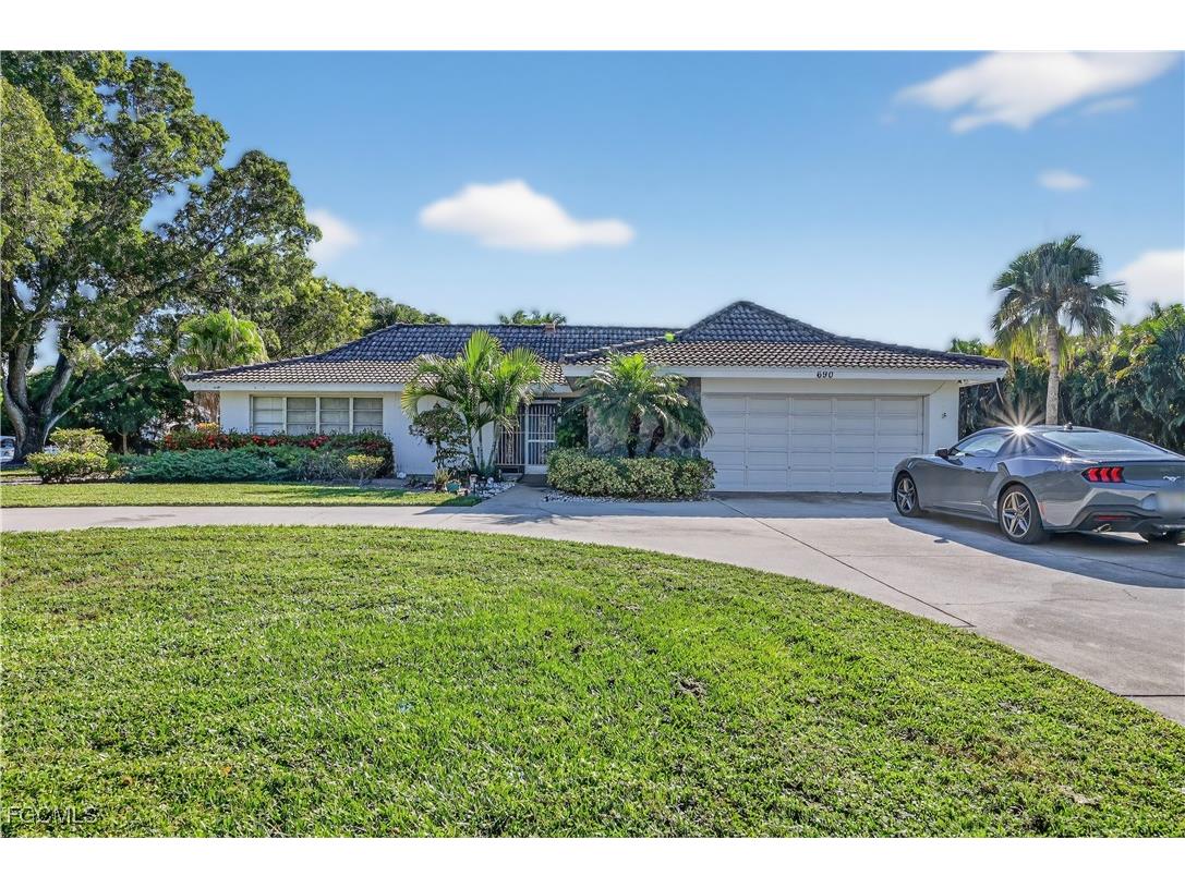 690 Murex Drive Naples FL 34102 2025015985 image1