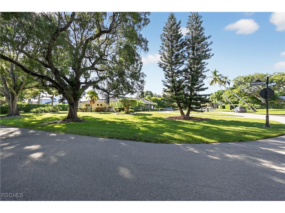 690 Murex Drive Naples FL 34102 2025015985 image9