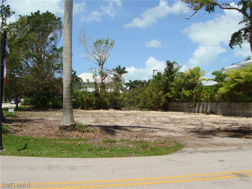 695 Broad Avenue S Naples FL 34102 223033649 image4