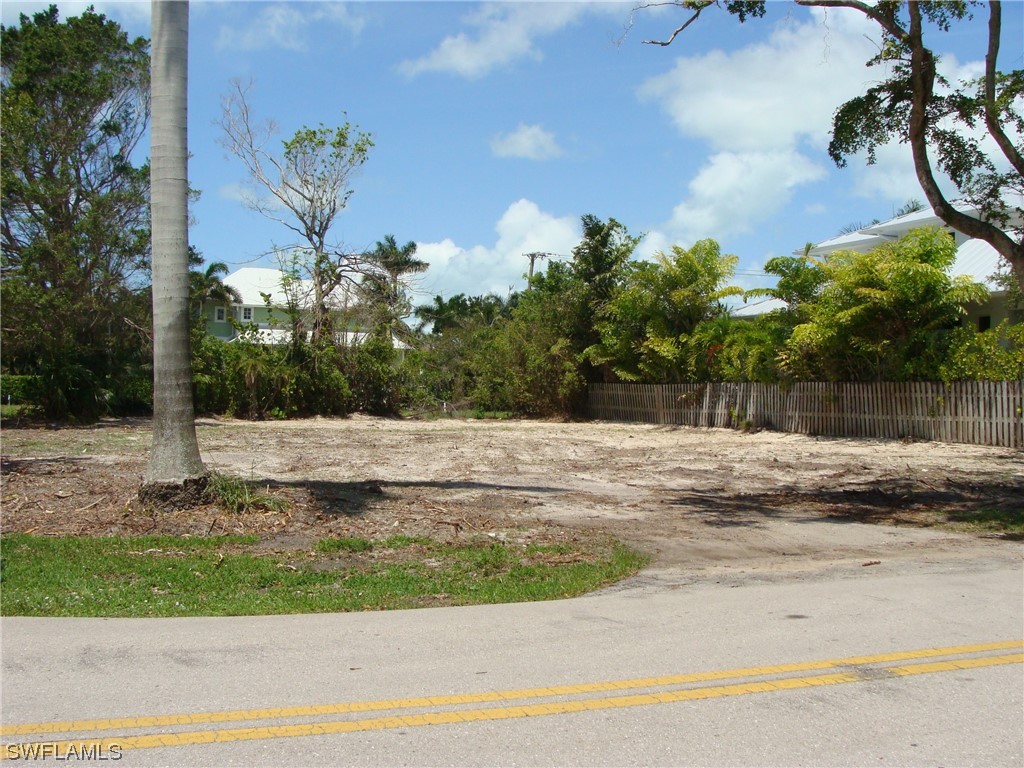 695 Broad Avenue S Naples FL 34102 223033649 image5