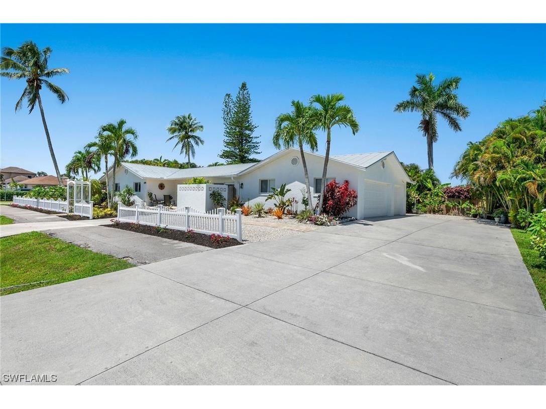 699 99th Avenue N Naples FL 34108 223042590 image1