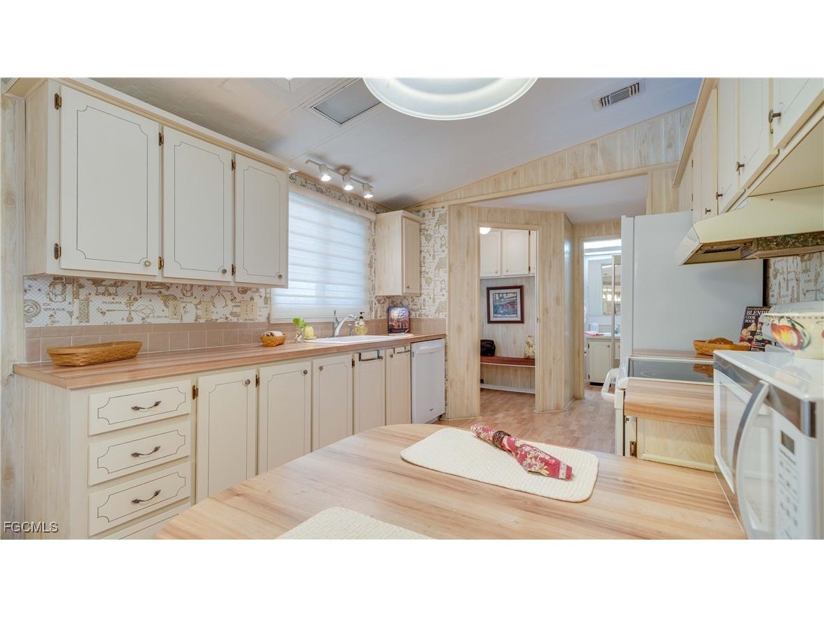 70 Sunrise Avenue North Fort Myers FL 33903 2025007439 image2