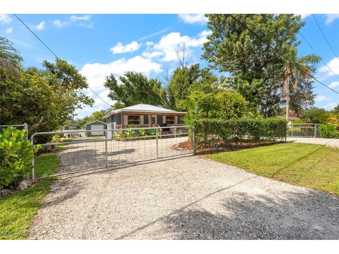 703 Queens Drive North Fort Myers FL 33903 2025004123 image1
