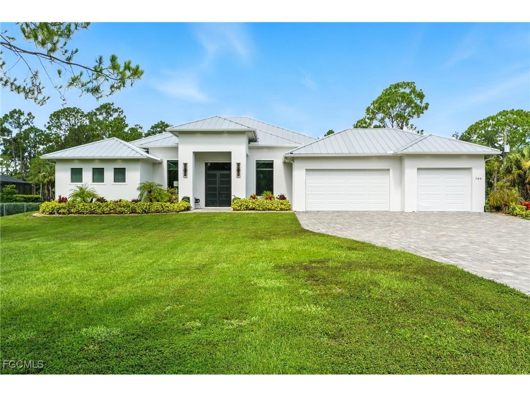 709 15th Street SW Naples FL 34117 2025005820 image1