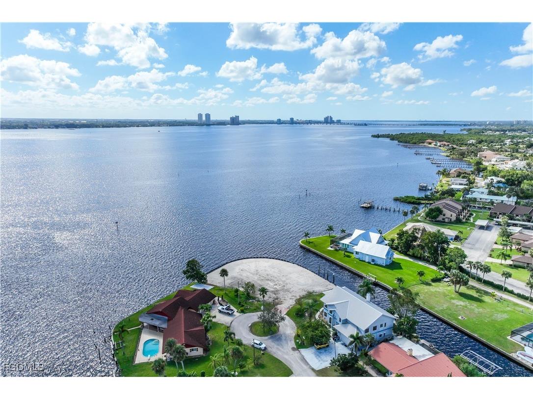 7152 Reymoor Drive North Fort Myers FL 33917 2025018094 image1