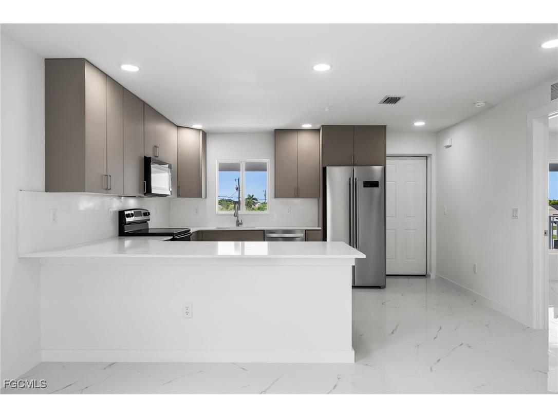 721 SW 30th Terrace #3 Cape Coral FL 33914 2025005871 image8