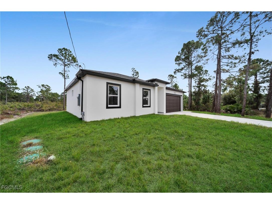 727 Santa Lucia Avenue S Lehigh Acres FL 33974 2026002433 image4