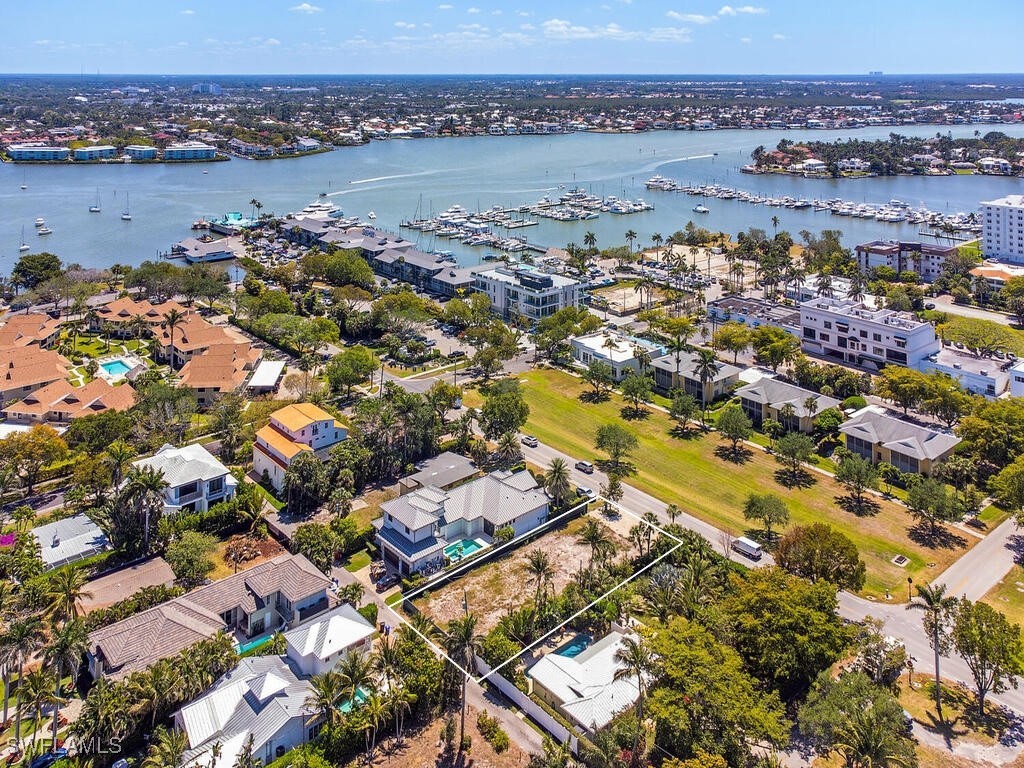 729 Broad Avenue S Naples FL 34102 225039364 image1