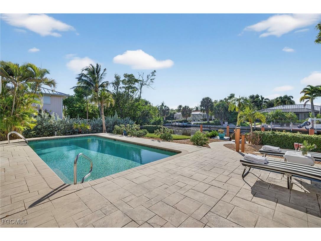 748 Windlass Way Sanibel FL 33957 2025017138 image38