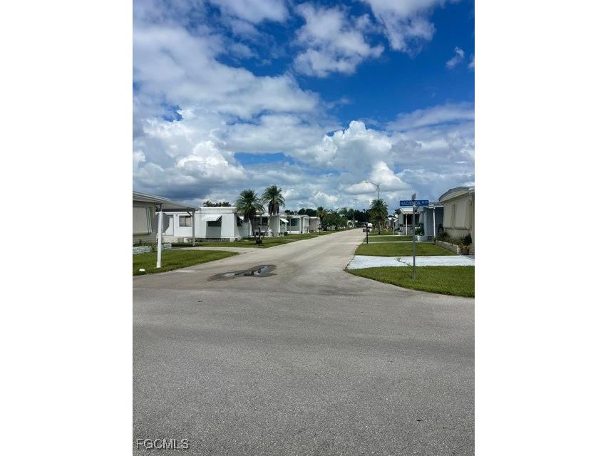75 Hacienda Boulevard Fort Myers FL 33905 2025014498 image8