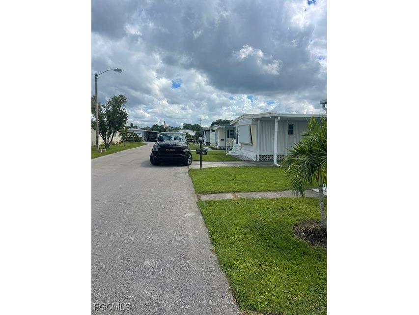 75 Hacienda Boulevard Fort Myers FL 33905 2025014498 image9