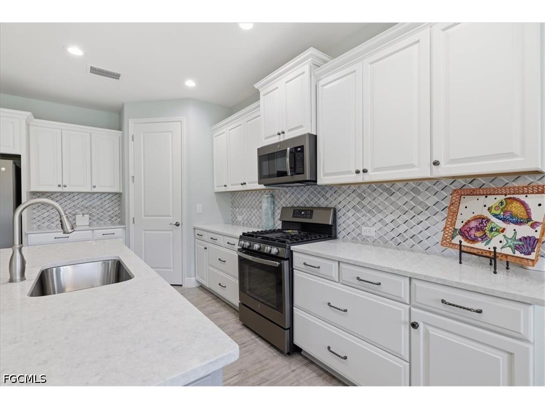 7542 Cypress Walk Drive Fort Myers FL 33966 2026019419 image18