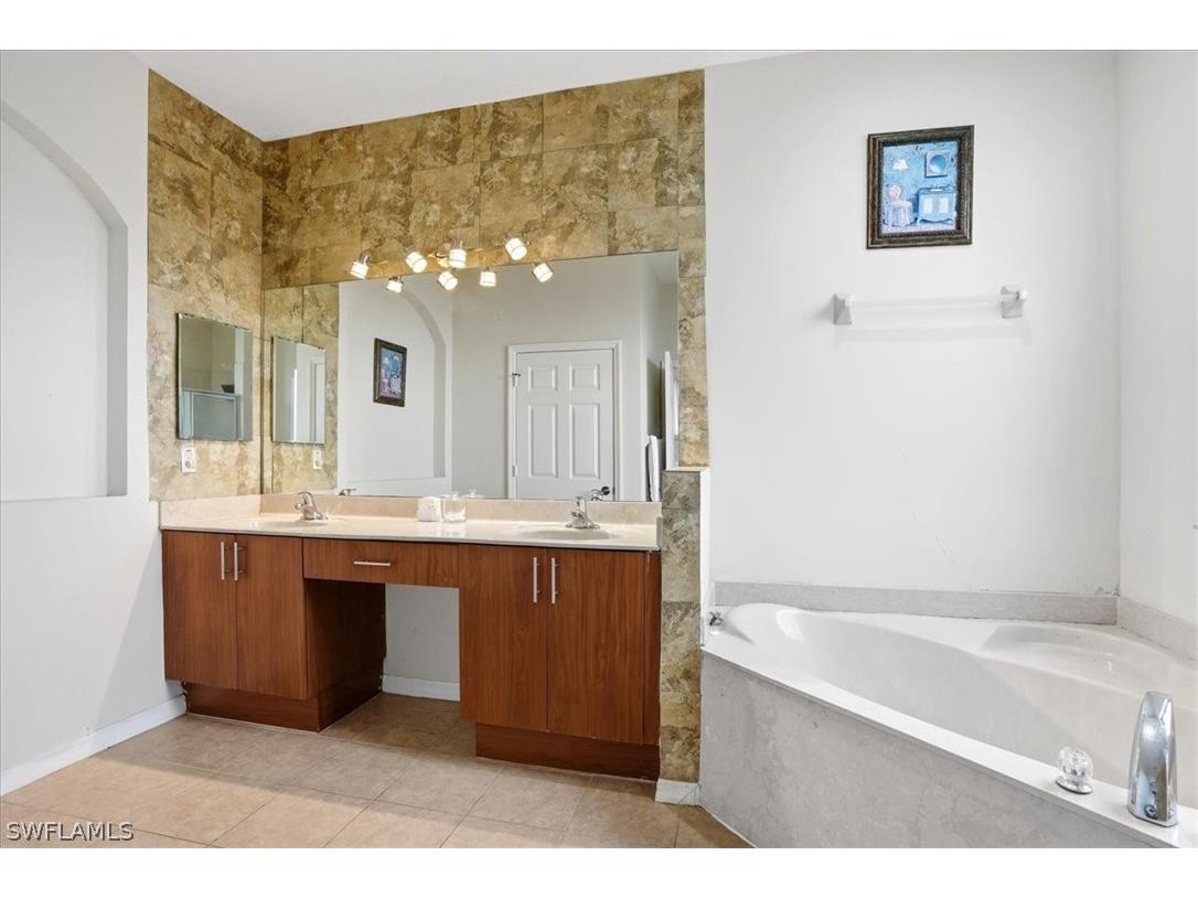 7576 Bristol Circle Naples FL 34120 226010233 image21