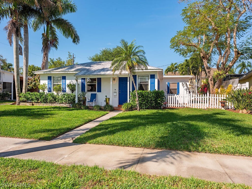 761 11th Street N Naples FL 34102 224024943 image1
