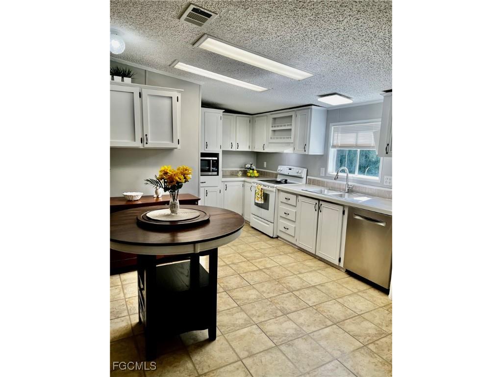 7623/7621 Breeze Drive North Fort Myers FL 33917 2025010656 image10