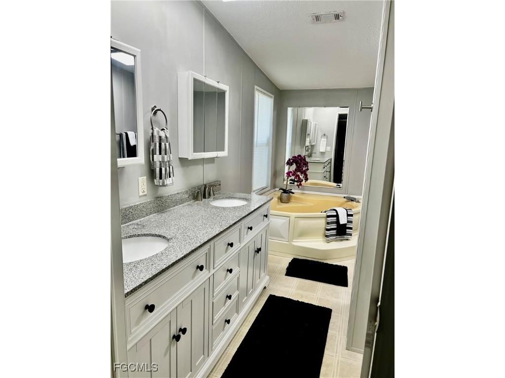 7623/7621 Breeze Drive North Fort Myers FL 33917 2025010656 image14