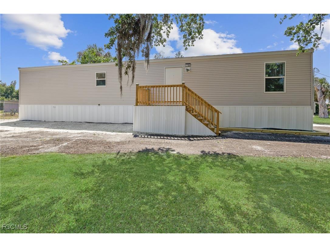 7728 Breeze Drive North Fort Myers FL 33917 2025004351 image1