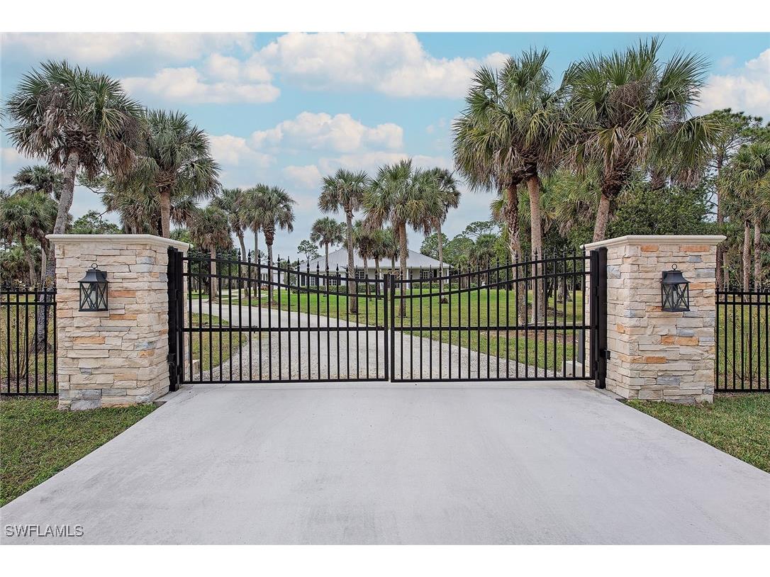 775 3rd Street NW Naples FL 34120 225008629 image1