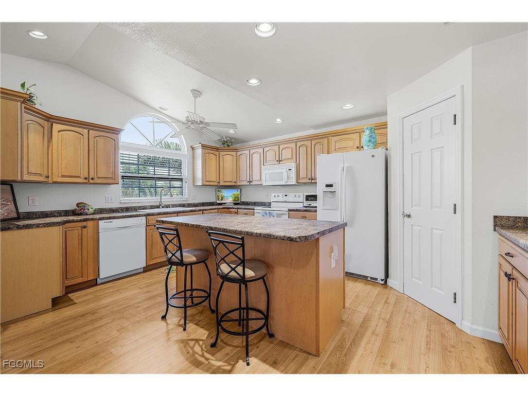 7841 Breakwater Court Bokeelia FL 33922 2025008606 image4