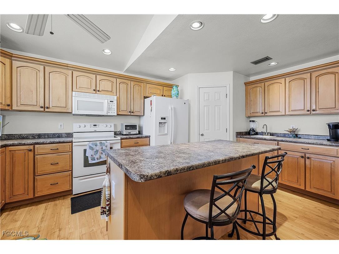 7841 Breakwater Court Bokeelia FL 33922 2025008606 image5